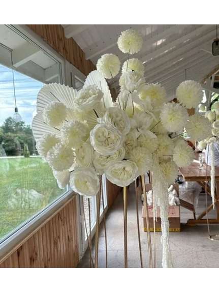 Aranjament cu Trandafiri Albi – 70 cm