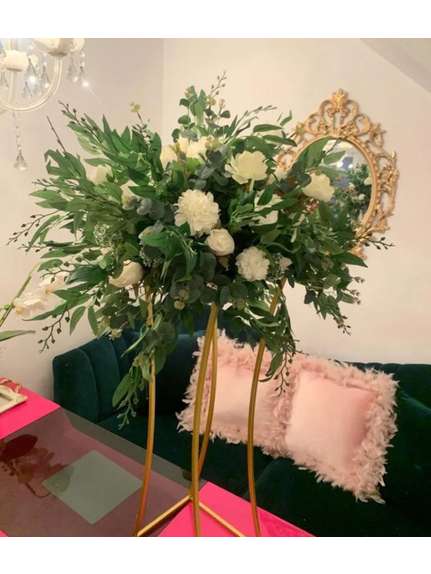 Aranjament floral cu Ruscus si Flori Albe – Diametru 60 cm