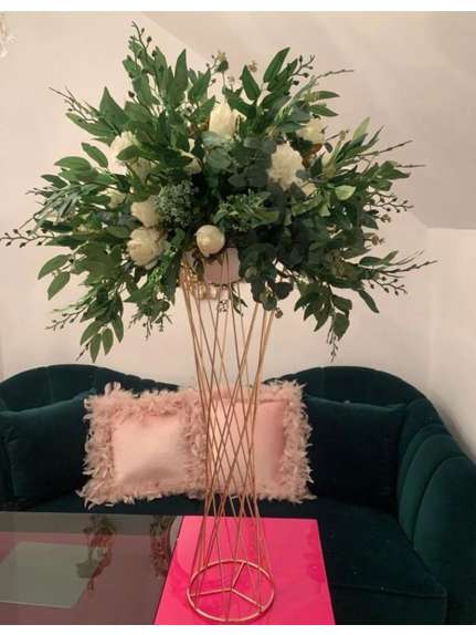 Aranjament floral cu Ruscus si Flori Albe – Diametru 50 cm