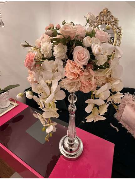 Aranjament floral diametru 60 cm cu trandafiri si orhidee