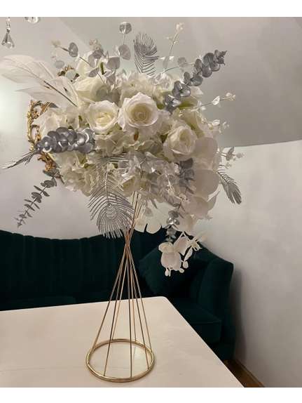 Aranjament Floral cu Eucalipt Argintiu si Trandafiri – 40 cm
