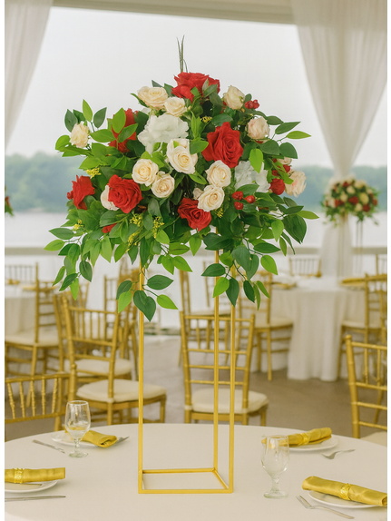 Aranjament floral cu ruscus si trandafiri rosii – 35 cm diametru
