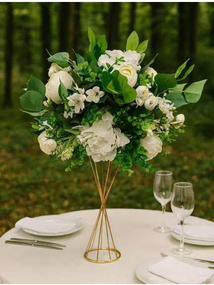 Aranjament Royal Green cu Trandafiri Albi – 60 cm Diametru