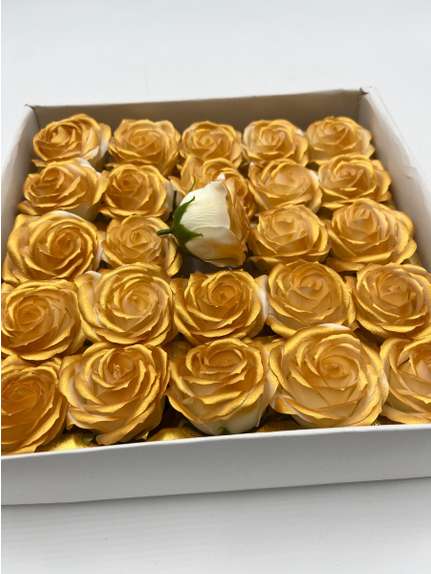 Trandafiri de sapun parfumat S5 Auriu deschis mare cutie 25 de flori