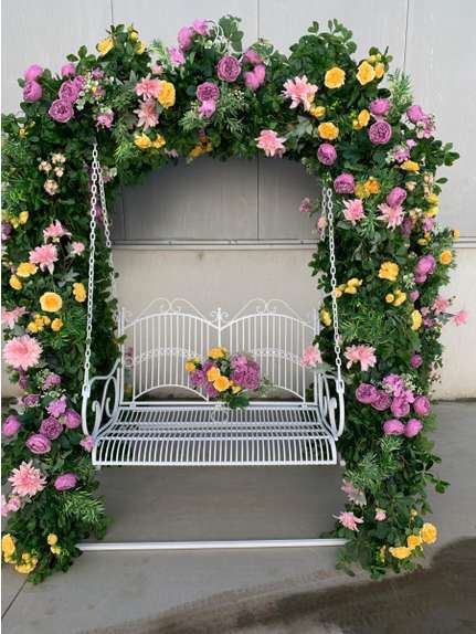 Leagăn decorativ cu arcadă florală