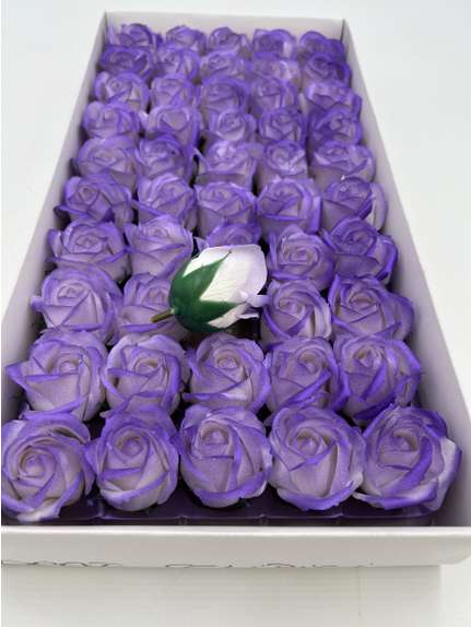 Trandafiri de sapun sidefati Gradient Purple cu praf de sclipici cutie 50 de flori
