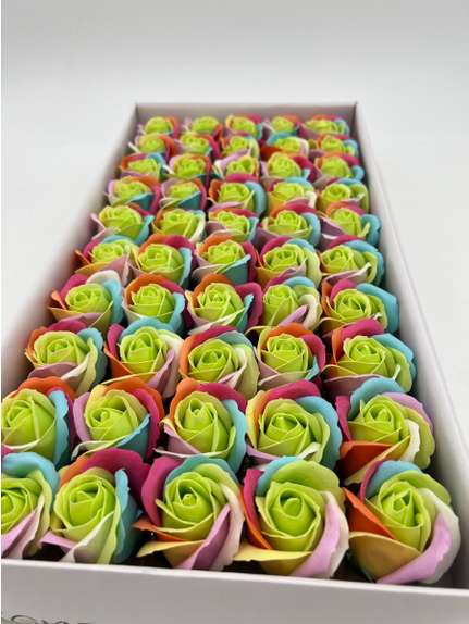 Trandafiri de sapun parfumat premium Rainbow light green -7culori cutie 50 de flori