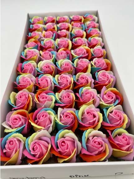 Trandafiri de sapun parfumat premium Rainbow pink 2 -7culori cutie 50 de flori