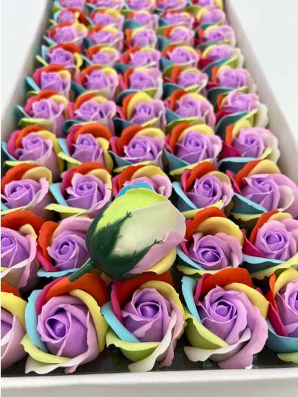 Trandafiri de sapun parfumat premium Rainbow purple -7culori cutie 50 de flori