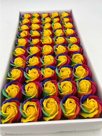 Trandafiri de sapun parfumat premium Rainbow yellow -7culori cutie 50 de flori